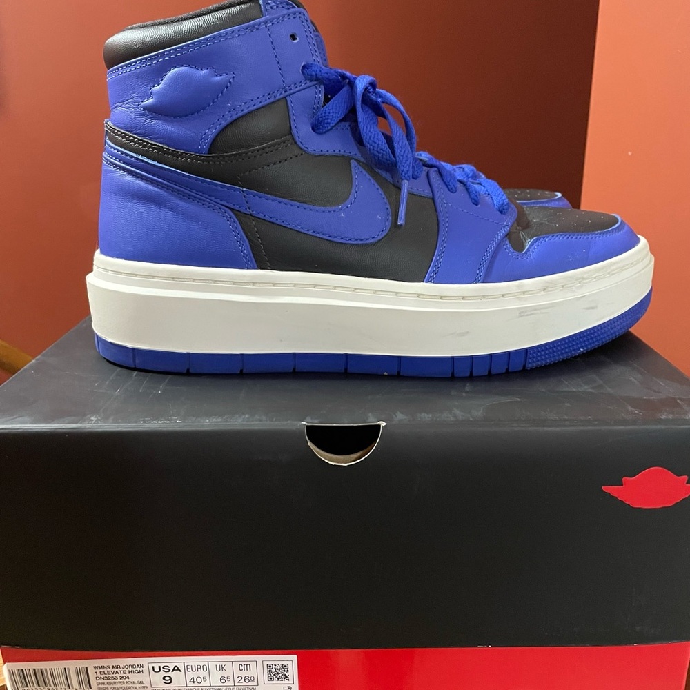 Nike WMNS Air Jordan 1 Elevate High in Hyper Royal, Black and White